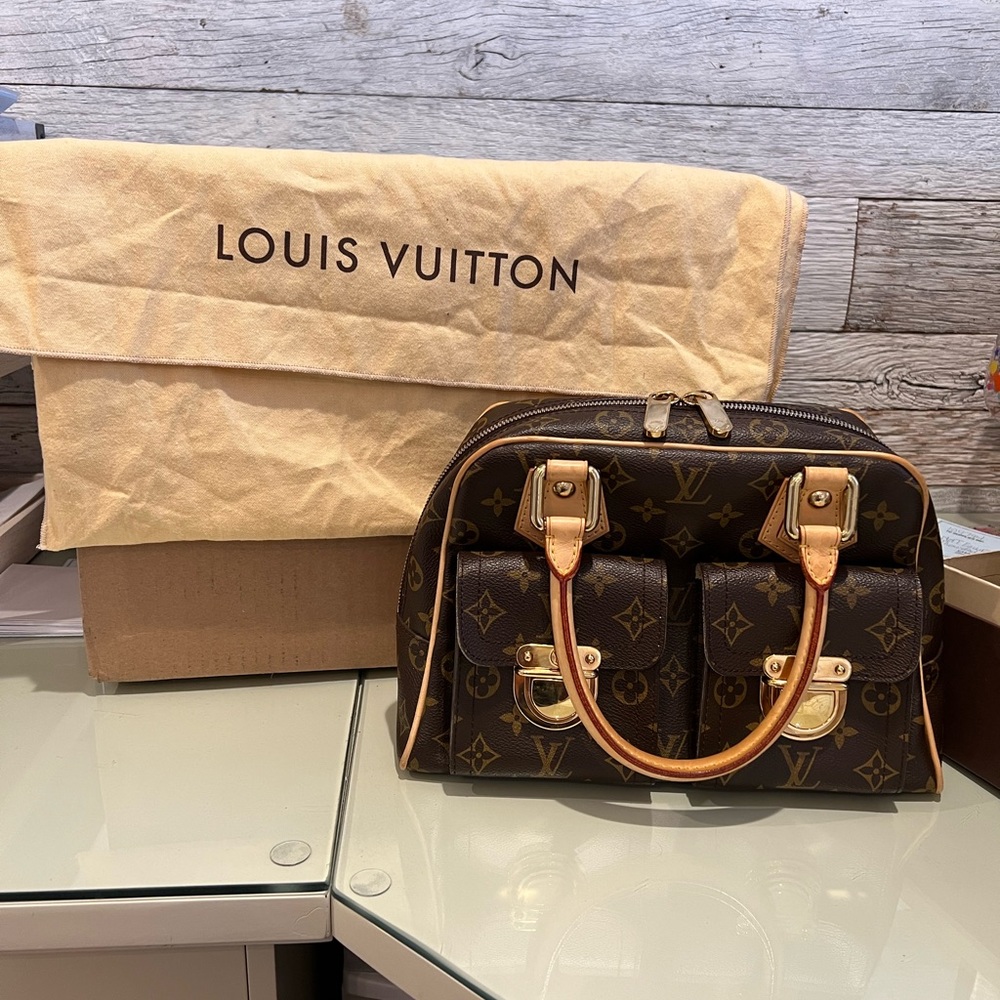 Authentic Louis vuitton manhattan PM Monogram
7.9" L × 11" W x 3.5" D, 4.7"